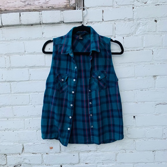 ✨Free Add-On✨Forever 21 Plaid Vest - Picture 2 of 4